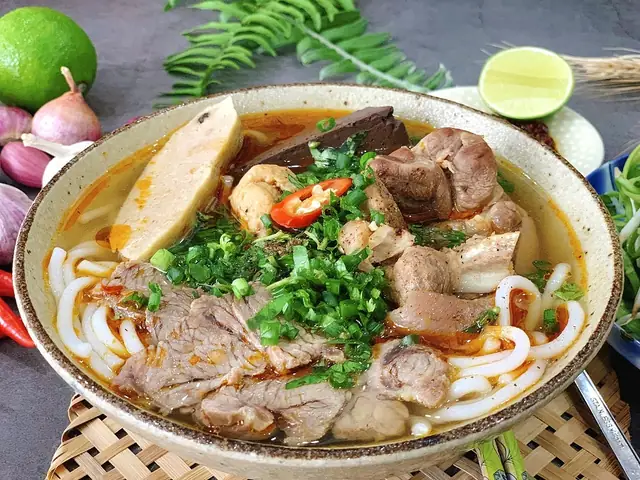 Top 10 Quán Bún Bò Huế Ngon Nhất Ở Huế – Địa Chỉ, Giá Và Món Ăn Đặc Trưng