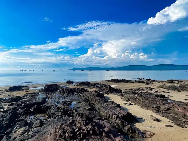 Bãi Tắm Trà Cổ Ở Đâu? Hướng Dẫn Vị Trí, Cách Di Chuyển Và Những Điểm Tham Quan Quanh Khu Vực