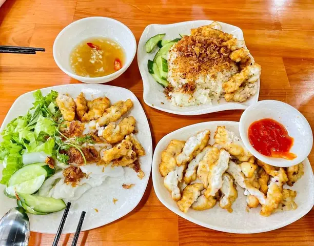 Top 10 Quán Bánh Cuốn Chả Mực Hạ Long Ngon Nhất – Địa Chỉ, Giá Và Mẹo Thưởng Thức