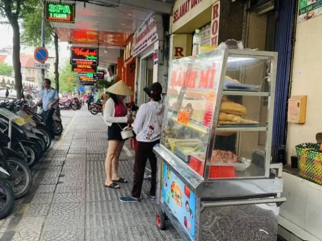 Bánh Mì Oanh Lý Tự Trọng – Địa Chỉ, Thực Đơn, Giờ Mở Cửa & Cách Đặt Hàng