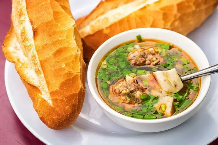 Bánh Mì Xíu Mại Hoàng Diệu Ở Đà Lạt: Địa Chỉ, Giờ Mở Cửa Và Những Điểm Nổi Bật