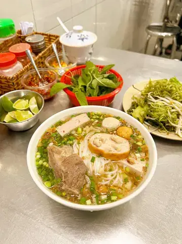 Khám Phá Top Quán Bún Bò Ngon Nhất Cư Xá Bắc Hải – Địa Chỉ, Giá Và Món Ăn Đặc Trưng
