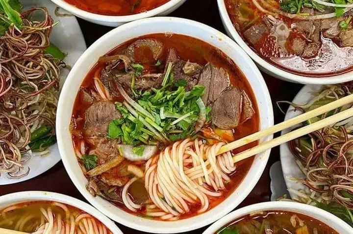 Top 10 Quán Bún Bò Huế Ngon Ở Hà Nội Chuẩn Vị Miền Trung