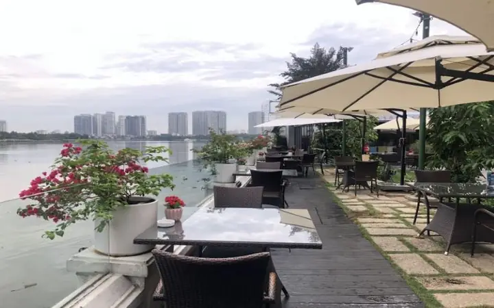 Top 10 Quán Cà Phê Bờ Sông Quận 2: Địa Điểm View Đẹp, Giá, Giờ Mở Cửa Và Mẹo Chọn Chỗ Chill