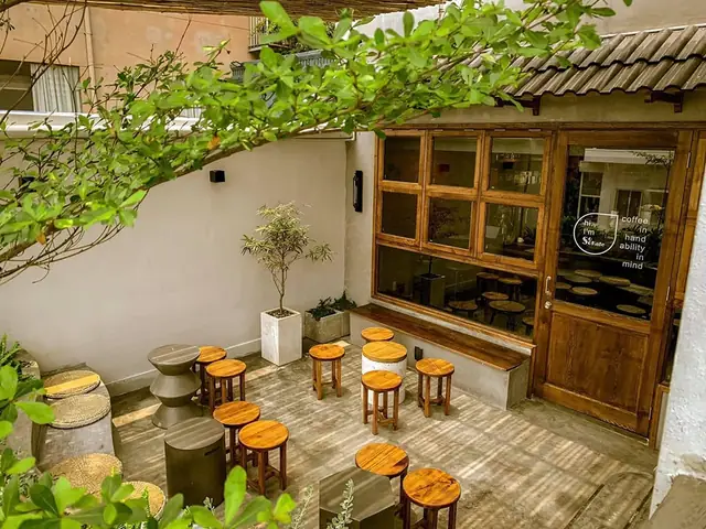 Top 7 Quán Cà Phê Sân Vườn Ngoài Trời Ở Quận 1 – Địa Chỉ, Không Gian Và Mẹo Thưởng Thức