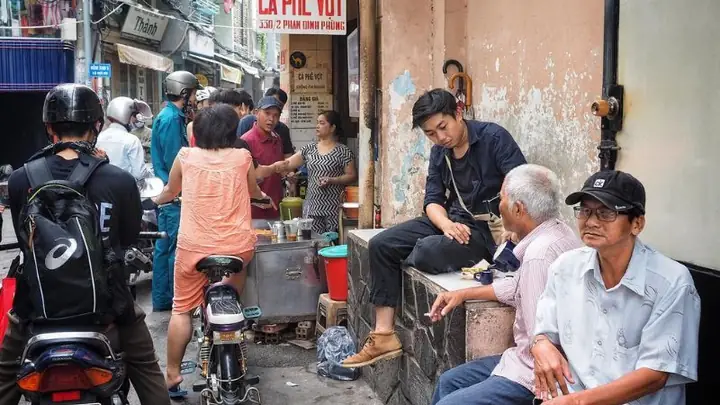 Khám Phá Lịch Sử, Vị Trí Và Trải Nghiệm Cà Phê Vợt Phan Đình Phùng – Quán 70 Năm Tuổi Tại Tp.hcm