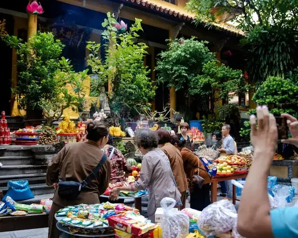 Cách Đi Lễ Chùa Quán Sứ Chuẩn Nghi Lễ & Văn Khấn Cho Người Mới