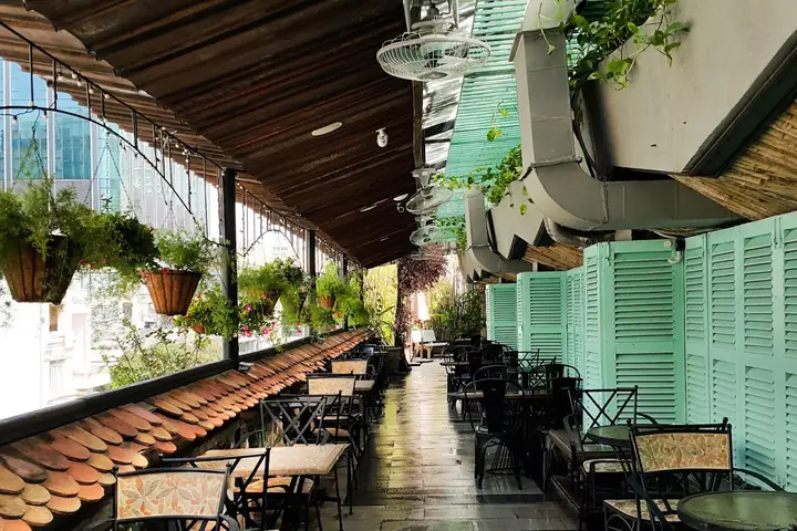 Khám Phá Cà Phê Cô Ba Sài Gòn Rooftop: Địa Chỉ, View Sông, Thực Đơn & Mẹo Đặt Chỗ