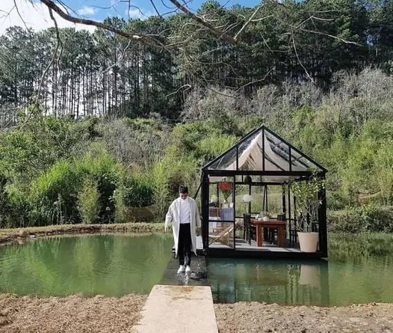 Cà Phê Đợi Một Người Đà Lạt: Địa Chỉ, Giờ Mở Cửa, Thực Đơn & Trải Nghiệm