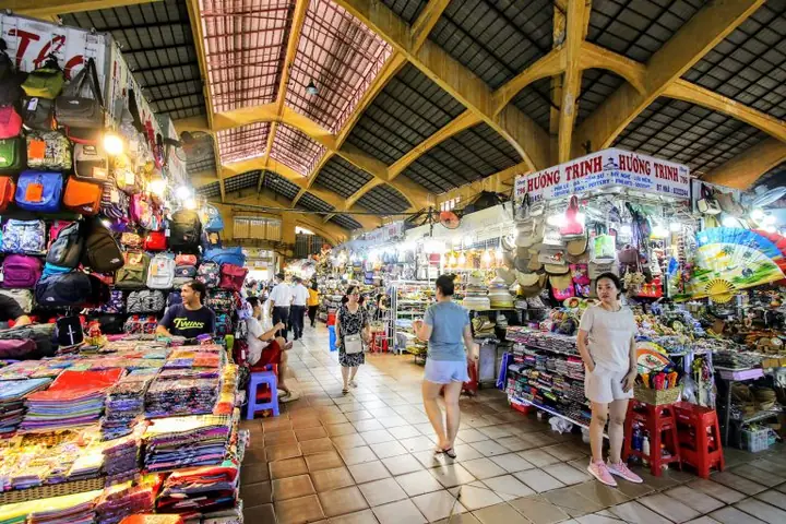 Khám Phá Những Điểm Đặc Biệt Của Chợ Bến Thành: Lịch Sử, Hàng Hoá & Ẩm Thực Nổi Bật