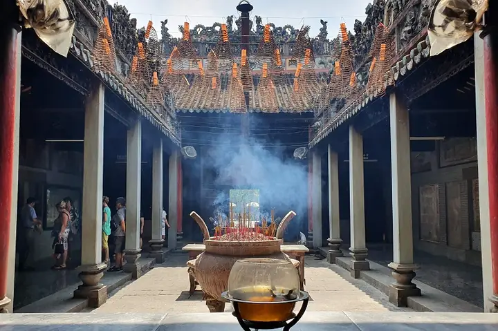 Khám Phá Chùa Bà Thiên Hậu: Lịch Sử, Giờ Mở Cửa, Cách Chiêm Bái Và Những Điều Cần Biết
