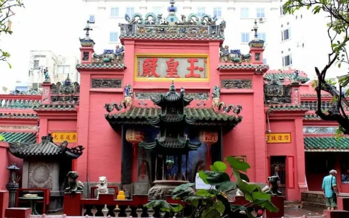 Top 10 Chùa Nổi Tiếng Ở Quận 1: Địa Chỉ, Lịch Sử, Giờ Mở Cửa Và Cách Đến