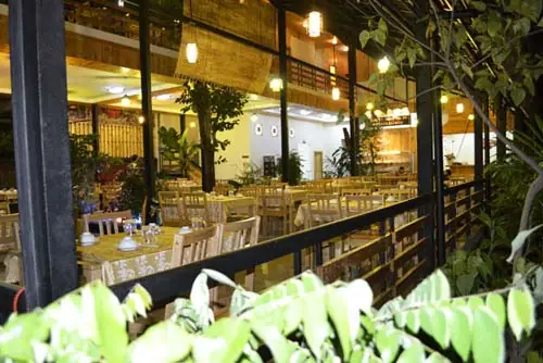 Cơm Niêu Hoa Sữa Đường D5 – Địa Chỉ, Thực Đơn, Giờ Mở Cửa Và Đánh Giá Chi Tiết