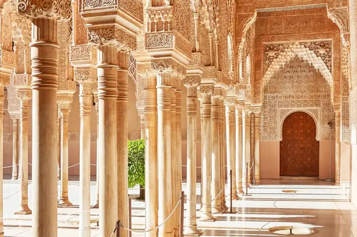 Khám Phá Alhambra: Lịch Sử, Kiến Trúc Và Các Điểm Tham Quan Không Thể Bỏ Qua