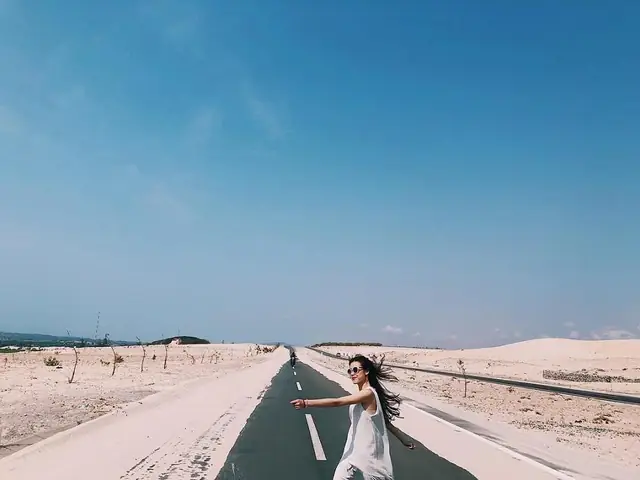 Hướng Dẫn Chi Tiết Di Chuyển Và Khám Phá Cung Đường Ven Biển Bàu Trắng, Bình Thuận
