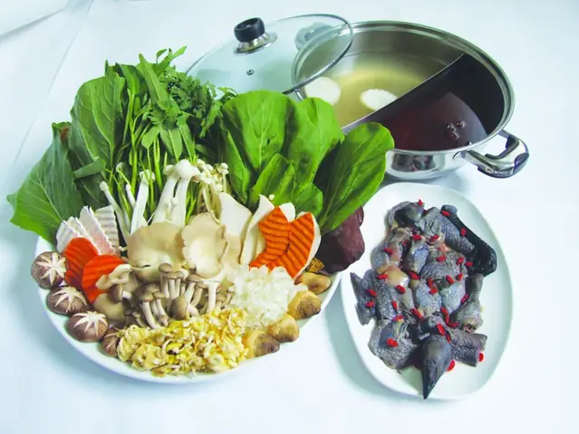 Cách Làm Gà H’mông Tiềm Thuốc Bắc Chuẩn Vị: Hướng Dẫn Chi Tiết Từ Nguyên Liệu Tới Nấu Ăn