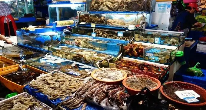 Giá Hải Sản Tại Chợ Cái Dăm 2026: Bảng Giá Cập Nhật, Cách Mua Rẻ & Lời Khuyên Cho Du Khách