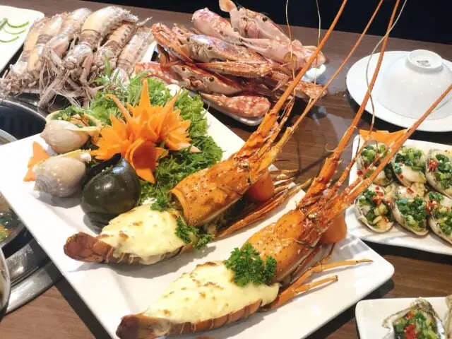 Top Nhà Hàng Hải Sản Trên Phố Nguyễn Chí Thanh: Địa Chỉ, Món Ngon & Giá Cả