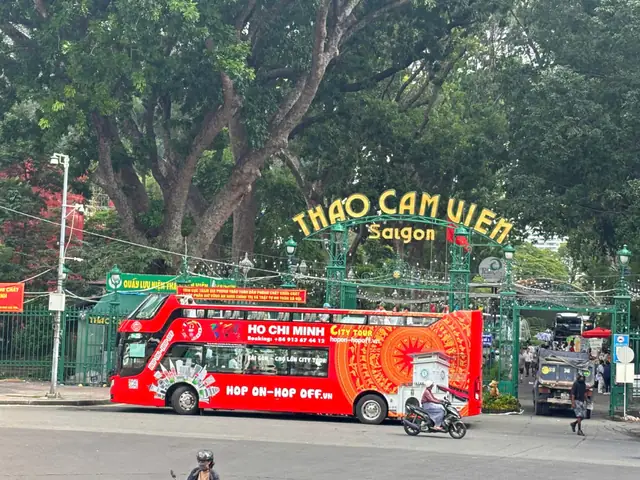 Hướng Dẫn Chi Tiết Hop On Hop Off Sài Gòn: Lịch Trình, Giá Vé Và Mẹo Cho Khách Du Lịch