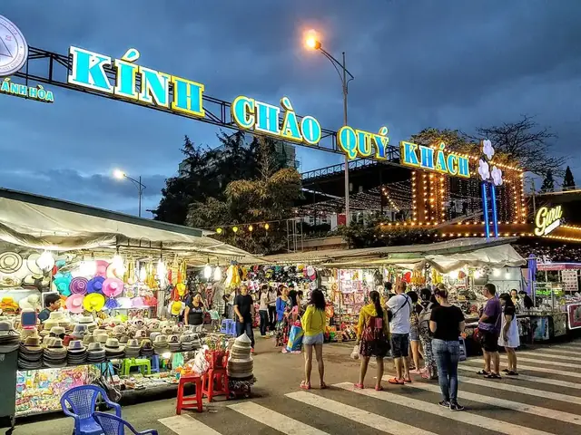 Khu Phố Tây Nha Trang: Hướng Dẫn Du Lịch, Ăn Uống & Trải Nghiệm Cho Khách Mới Đến