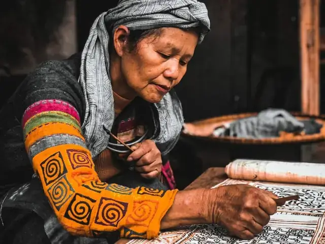 Khám Phá Làng Dệt Thổ Cẩm Lùng Tám: Hướng Dẫn Du Lịch, Lịch Sử Và Sản Phẩm Đặc Sắc