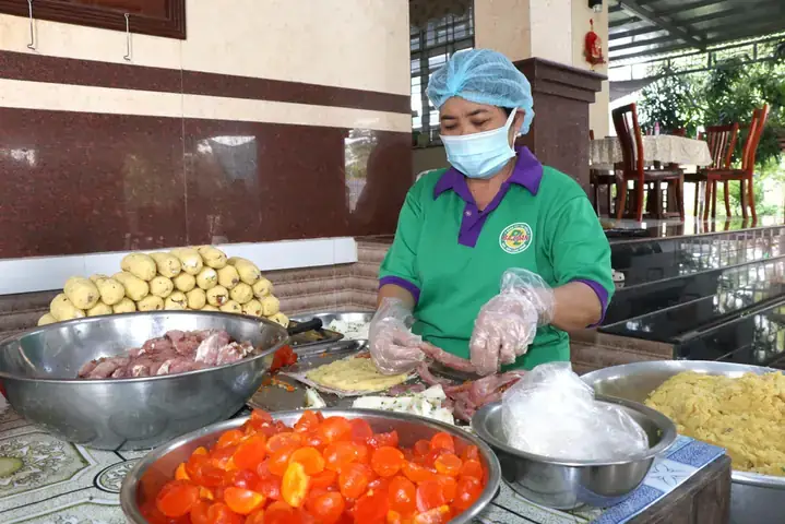 Khám Phá Làng Nghề Bánh Tét Trà Cuôn: Lịch Sử, Quy Trình Sản Xuất Và Giá Trị Văn Hoá