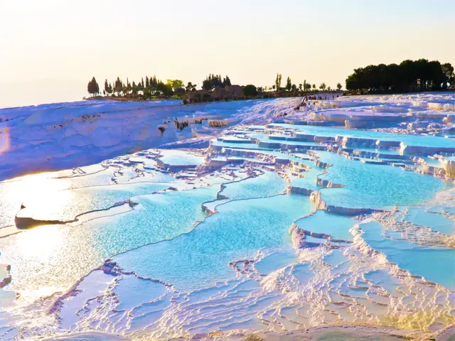 Khám Phá Lâu Đài Bông Pamukkale: Lịch Sử, Địa Điểm Và Hướng Dẫn Du Lịch Chi Tiết