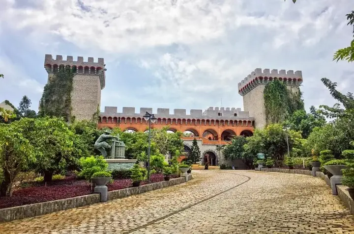 Khám Phá Lâu Đài Rượu Vang Rạng Đông Phan Thiết: Hướng Dẫn Tham Quan, Giá Vé & Trải Nghiệm