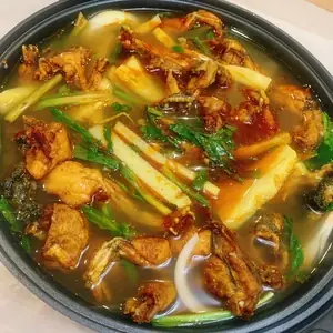 Lẩu Ếch Phong Ớ 72‑74 Phó Đức Chính: Đánh Giá, Thực Đơn, Giá Và Cách Đặt Chỗ