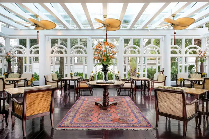 Le Club Bar Sofitel Legend Metropole Hanoi: Địa Chỉ, Giờ Mở Cửa, Thực Đơn & Trải Nghiệm Sang Trọng