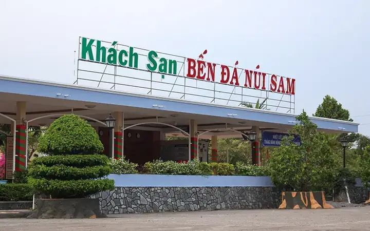 Nhà Hàng Bến Đá Núi Sam – Địa Chỉ, Thực Đơn, Giờ Mở Cửa & Cách Đặt Chỗ
