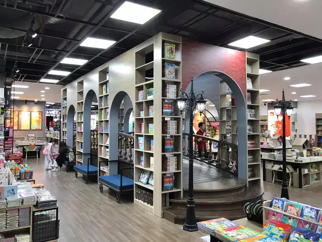 Nhà Sách Phương Nam Royal City – Địa Chỉ, Giờ Mở Cửa, Dịch Vụ & Tiện Ích