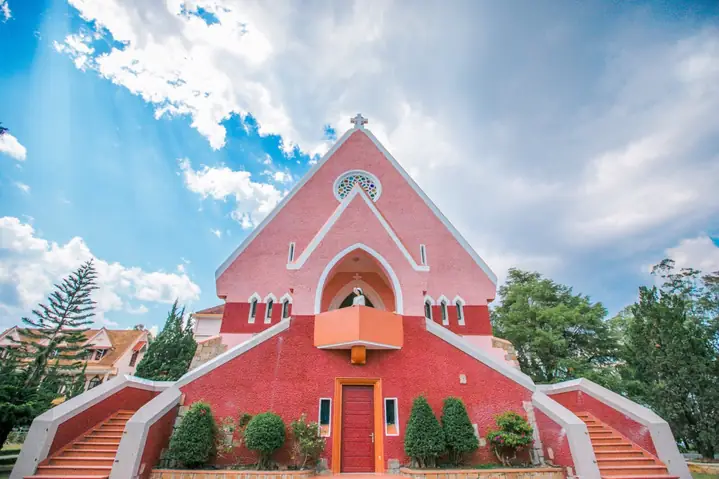 Nhà Thờ Domaine De Marie Đà Lạt: Lịch Sử, Kiến Trúc Và Hướng Dẫn Tham Quan