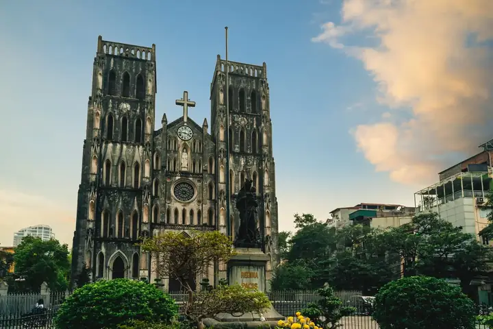 Nhà Thờ Lớn Hà Nội: Lịch Sử, Kiến Trúc Gothic Và Hướng Dẫn Thăm Quan Cho Du Khách