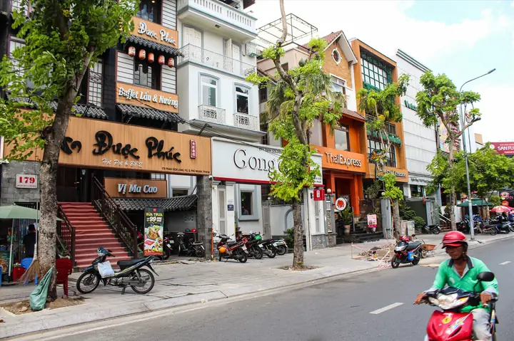 Khám Phá Phố Ẩm Thực Phan Xích Long: Hướng Dẫn Ăn Uống, Địa Điểm Nổi Bật Và Cách Di Chuyển
