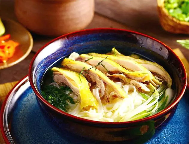 Top 15 Quán Phở Gà Nổi Tiếng Ở Hà Nội – Địa Chỉ, Giá Cả & Bí Quyết Thưởng Thức