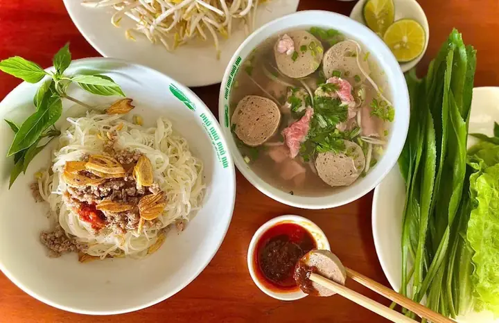 Phở Khô Gia Lai Ở Thủ Đức: Top Địa Chỉ Chuẩn Vị Và Hướng Dẫn Thưởng Thức Đúng Cách