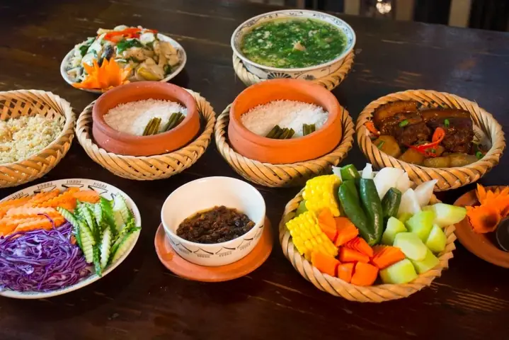 Top 15 Quán Ăn Ngon Ở Hạ Long: Địa Chỉ, Món Đề Cử & Mẹo Ăn Uống Cho Du Khách