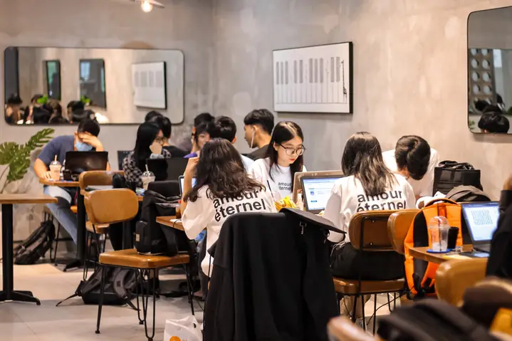 Top 10 Quán Cafe Làm Việc Tại Thủ Đức – Địa Chỉ, Wifi, Ổ Cắm & Không Gian Yên Tĩnh