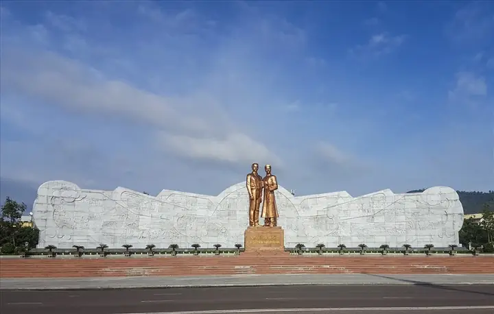 Khám Phá Quảng Trường Quy Nhơn (nguyễn Tất Thành): Lịch Sử, Điểm Đến & Hướng Dẫn Tham Quan