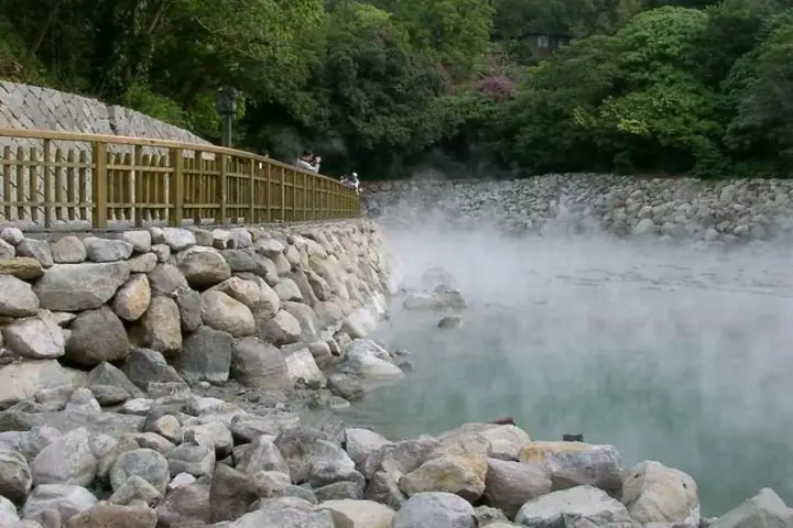 Hướng Dẫn Chi Tiết Tắm Suối Nước Nóng Kênh Gà Ninh Bình: Kinh Nghiệm, Giá Vé, Giờ Mở Cửa Và Lưu Ý Cần Biết