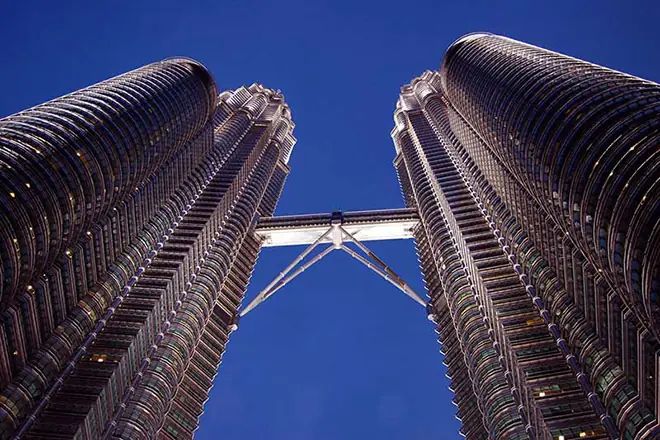 Tháp Đôi Malaysia Cao Bao Nhiêu Mét? Tất Cả Những Gì Bạn Cần Biết