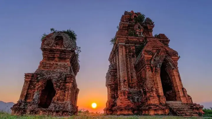 Tháp Đôi Quy Nhơn: Lịch Sử, Kiến Trúc Và Hướng Dẫn Thăm Quan