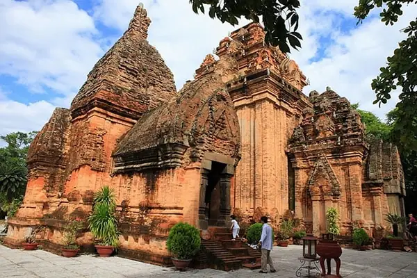 Thuyết Minh Chi Tiết Về Tháp Bà Ponagar: Lịch Sử, Kiến Trúc Và Ý Nghĩa Văn Hoá