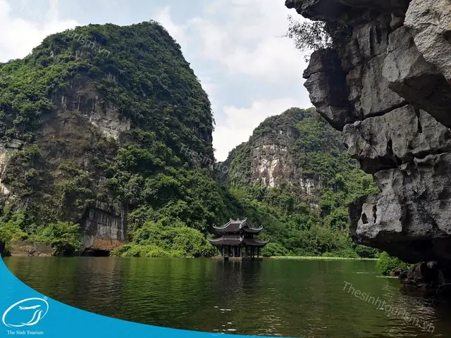 Tràng An Đẹp Nhất Vào Mùa Nào? Hướng Dẫn Chọn Thời Điểm Du Lịch Lý Tưởng
