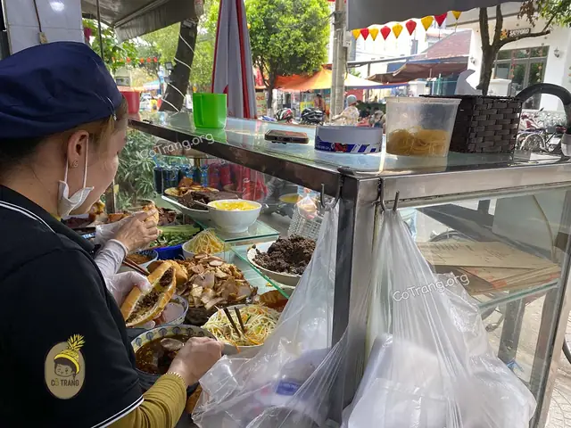 Địa Chỉ, Thực Đơn & Đánh Giá Bánh Mì Madam Khanh 115 Trần Cao Vân, Hội An