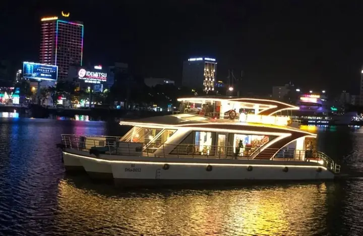 Lựa Chọn Ăn Tối Trên Du Thuyền Sông Hàn Đà Nẵng: Giá Vé, Lịch Trình & Review Các Tàu Nổi Bật Cho Du Khách Lựa Chọn Ăn Tối Trên Du Thuyền Sông Hàn Đà Nẵng: Giá Vé, Lịch Trình & Review Các Tàu Nổi Bật Cho Du Khách