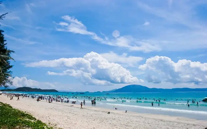 Khám Phá Bãi Biển Dốc Lết Ninh Hòa: Cẩm Nang Du Lịch Từ Vị Trí Đến Nghỉ Dưỡng Cho Khách Tham Quan