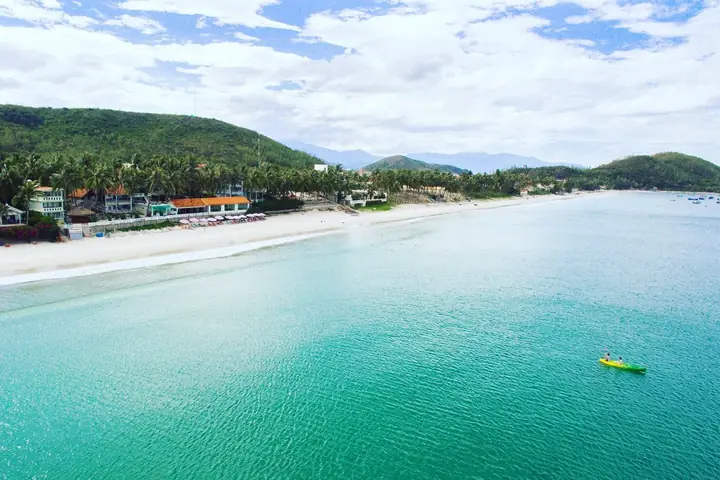 Khám Phá Bãi Biển Dốc Lết Ninh Hòa: Cẩm Nang Du Lịch Từ Vị Trí Đến Nghỉ Dưỡng Cho Khách Tham Quan