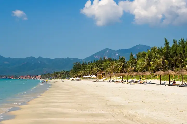 Khám Phá Bãi Biển Dốc Lết Ninh Hòa: Cẩm Nang Du Lịch Từ Vị Trí Đến Nghỉ Dưỡng Cho Khách Tham Quan